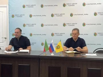 Глава Токмакского муниципального округа, секретарь местного отделения партии «Единая Россия» Александр Калмыков провел очередное еженедельное оперативное совещание с руководителями структурных подразделений администрации и...