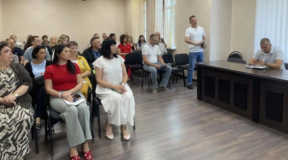 Глава Токмакского муниципального округа, секретарь местного отделения партии «Единая Россия» Александр Калмыков провел очередное еженедельное оперативное совещание с руководителями структурных подразделений администрации и... Глава Токмакского муниципального округа, секретарь местного отделения партии «Единая Россия» Александр Калмыков провел очередное еженедельное оперативное совещание с руководителями структурных подразделений администрации и...