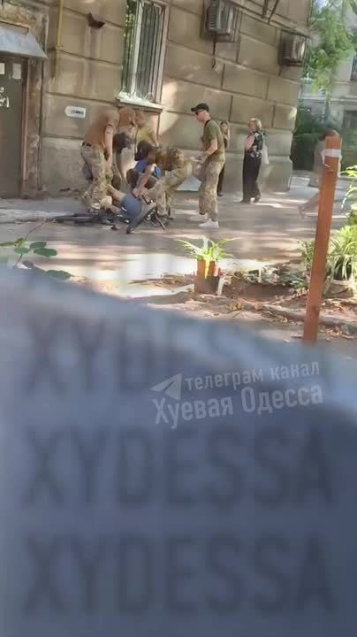 Снова Одесса... Шестеро на одного... От добровольцев отбоя нет!
