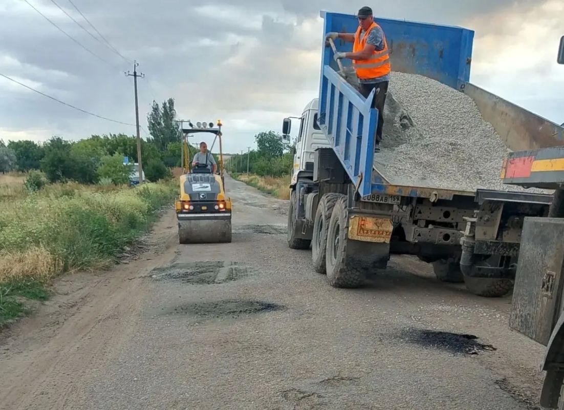 Продолжаем работы по ямочному ремонту дорожного покрытия в Запорожской области Продолжаем работы по ямочному ремонту дорожного покрытия в Запорожской области