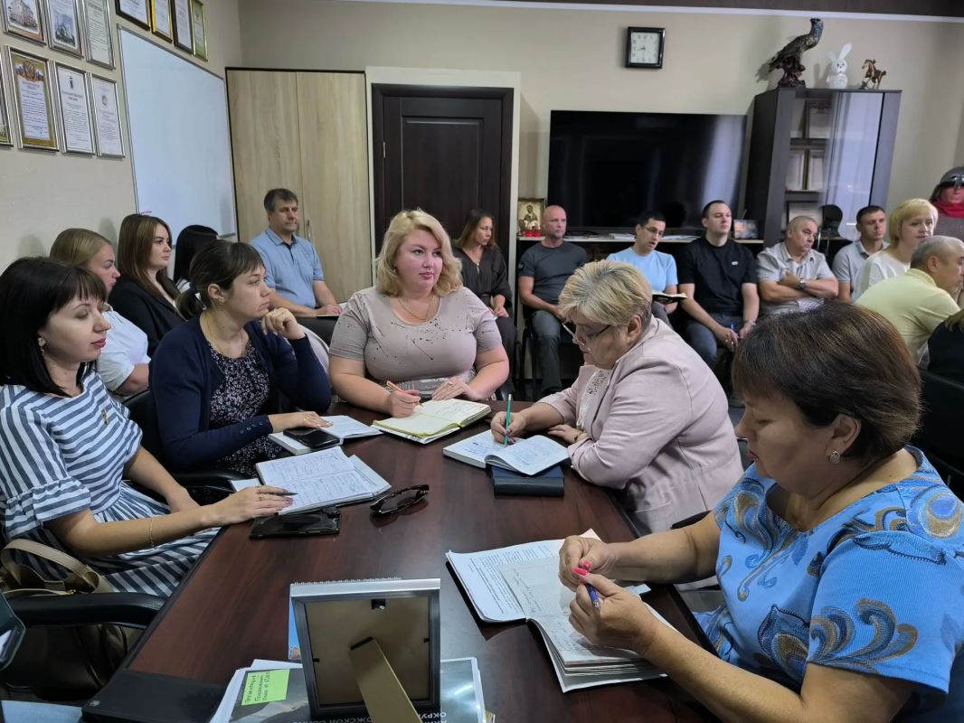 Провел еженедельное совещание с аппаратом администрации, представителями шеф-региона и Советом депутатов Провел еженедельное совещание с аппаратом администрации, представителями шеф-региона и Советом депутатов