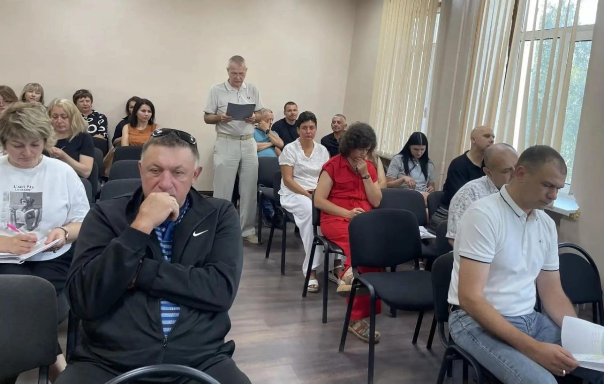 Глава Токмакского муниципального округа, секретарь местного отделения партии «Единая Россия» Александр Калмыков провел очередное еженедельное оперативное совещание с руководителями структурных подразделений администрации и... Глава Токмакского муниципального округа, секретарь местного отделения партии «Единая Россия» Александр Калмыков провел очередное еженедельное оперативное совещание с руководителями структурных подразделений администрации и...