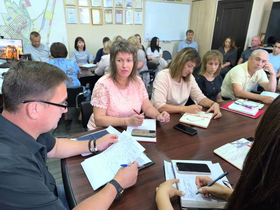 Провел еженедельное совещание с аппаратом администрации, представителями шеф-региона и Советом депутатов Провел еженедельное совещание с аппаратом администрации, представителями шеф-региона и Советом депутатов
