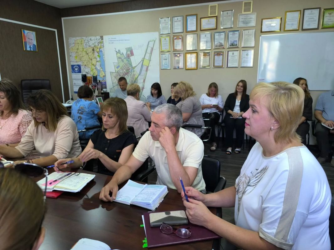 Провел еженедельное совещание с аппаратом администрации, представителями шеф-региона и Советом депутатов Провел еженедельное совещание с аппаратом администрации, представителями шеф-региона и Советом депутатов