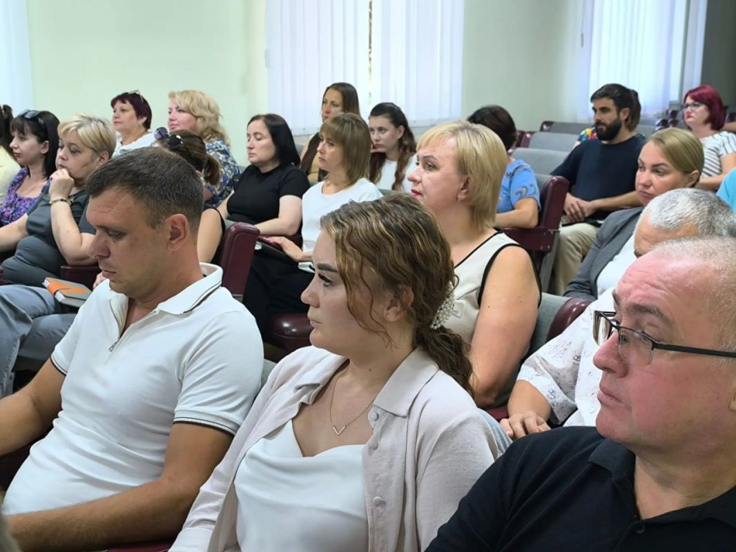 Глава Акимовского муниципального округа Александр Трудоношин провел открытое расширенное совещание с участием аппарата администрации, представителей шеф-региона, Совета депутатов, а также руководителей профильных служб и... Глава Акимовского муниципального округа Александр Трудоношин провел открытое расширенное совещание с участием аппарата администрации, представителей шеф-региона, Совета депутатов, а также руководителей профильных служб и...