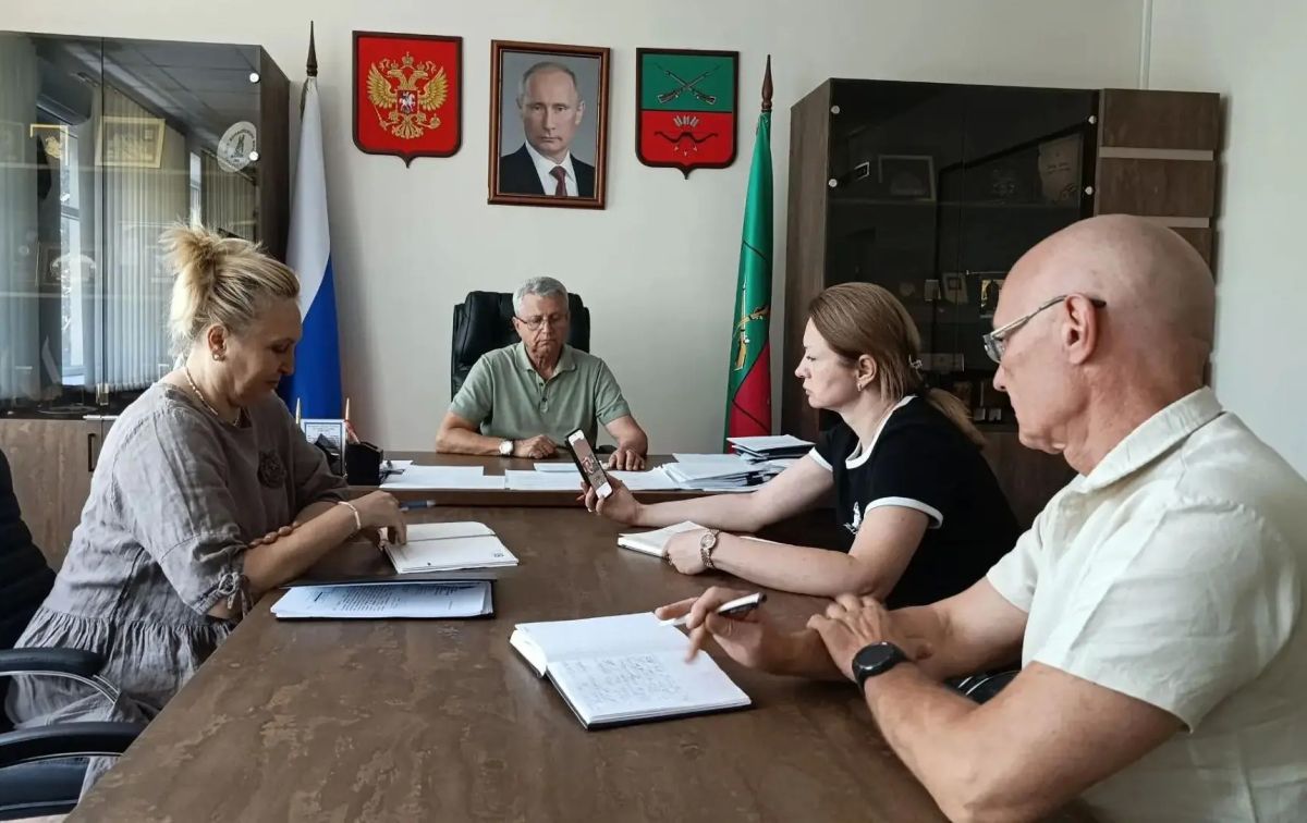 Виктор Емельяненко: Провёл рабочее совещание с депутатами и сотрудниками Аппарата Законодательного Собрания Виктор Емельяненко: Провёл рабочее совещание с депутатами и сотрудниками Аппарата Законодательного Собрания