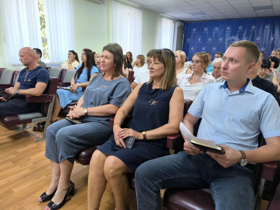 Глава Акимовского муниципального округа Александр Трудоношин провел открытое расширенное совещание с участием аппарата администрации, представителей шеф-региона, Совета депутатов, а также руководителей профильных служб и... Глава Акимовского муниципального округа Александр Трудоношин провел открытое расширенное совещание с участием аппарата администрации, представителей шеф-региона, Совета депутатов, а также руководителей профильных служб и...
