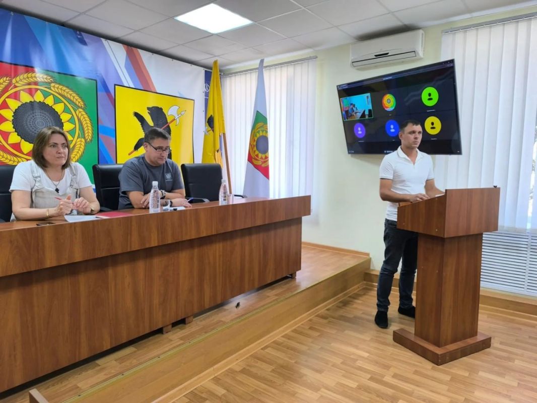 Глава Акимовского муниципального округа Александр Трудоношин провел открытое расширенное совещание с участием аппарата администрации, представителей шеф-региона, Совета депутатов, а также руководителей профильных служб и...