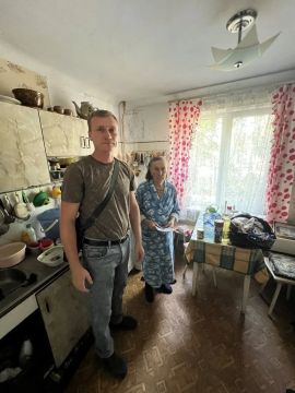 Своих не бросаем!. Сегодня депутаты Энергодарского горсовета Владимир Ненашев и Олег Мотрук развезли воду и гуманитарную помощь пенсионерам, инвалидам и маломобильным гражданам