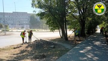 На улицах Мелитополя продолжают наводить порядок