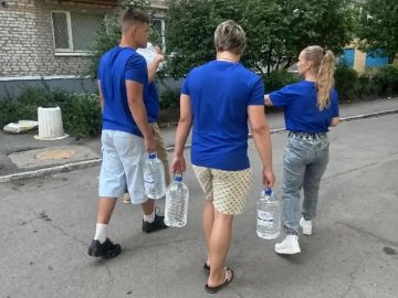 "Молодая Гвардия" доставила питьевую воду пожилым людям в Бердянске