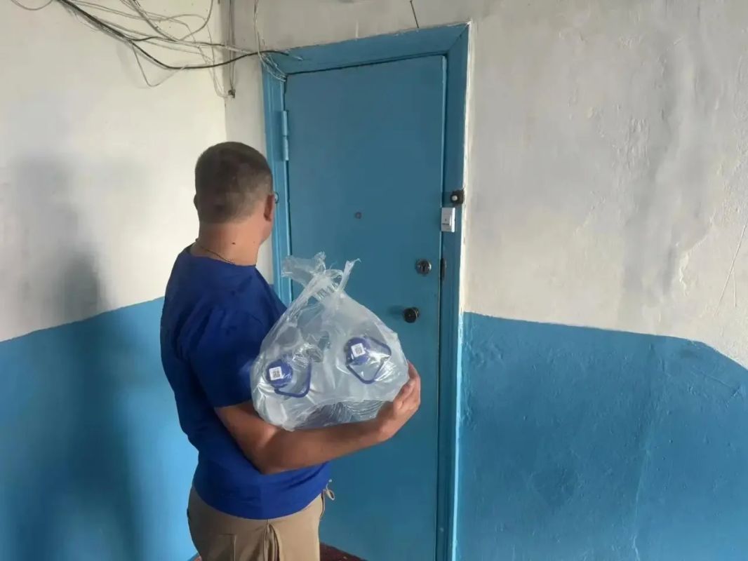 "Молодая Гвардия" доставила питьевую воду пожилым людям в Бердянске "Молодая Гвардия" доставила питьевую воду пожилым людям в Бердянске