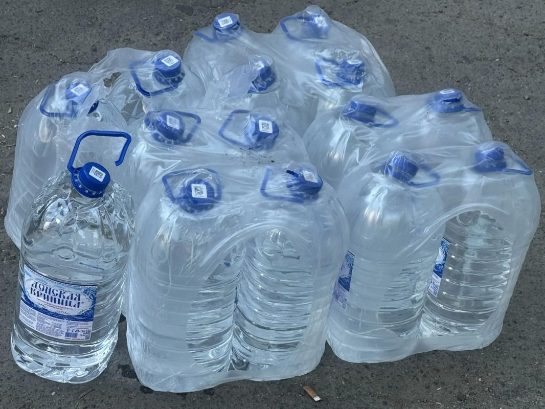 "Молодая Гвардия" доставила питьевую воду пожилым людям в Бердянске "Молодая Гвардия" доставила питьевую воду пожилым людям в Бердянске
