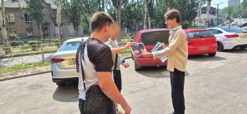 Пообщались с жителями и передали свежий выпуск газеты