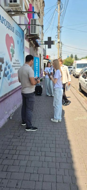 Пообщались с жителями и передали свежий выпуск газеты Пообщались с жителями и передали свежий выпуск газеты