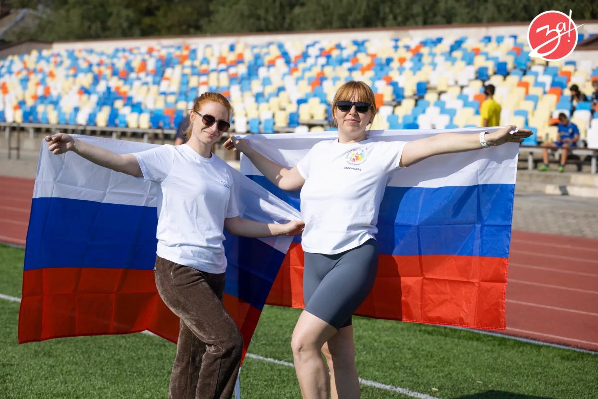 Запорожская область присоединилась к всероссийской акции «Цвета Родины», приуроченной ко Дню Государственного флага Российской Федерации Запорожская область присоединилась к всероссийской акции «Цвета Родины», приуроченной ко Дню Государственного флага Российской Федерации