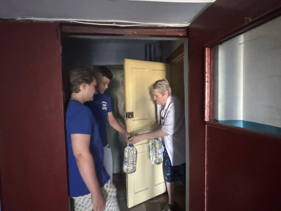 "Молодая Гвардия" доставила питьевую воду пожилым людям в Бердянске "Молодая Гвардия" доставила питьевую воду пожилым людям в Бердянске