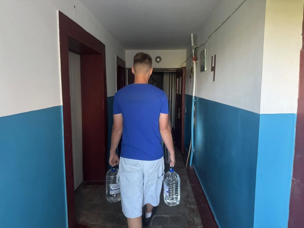 "Молодая Гвардия" доставила питьевую воду пожилым людям в Бердянске "Молодая Гвардия" доставила питьевую воду пожилым людям в Бердянске