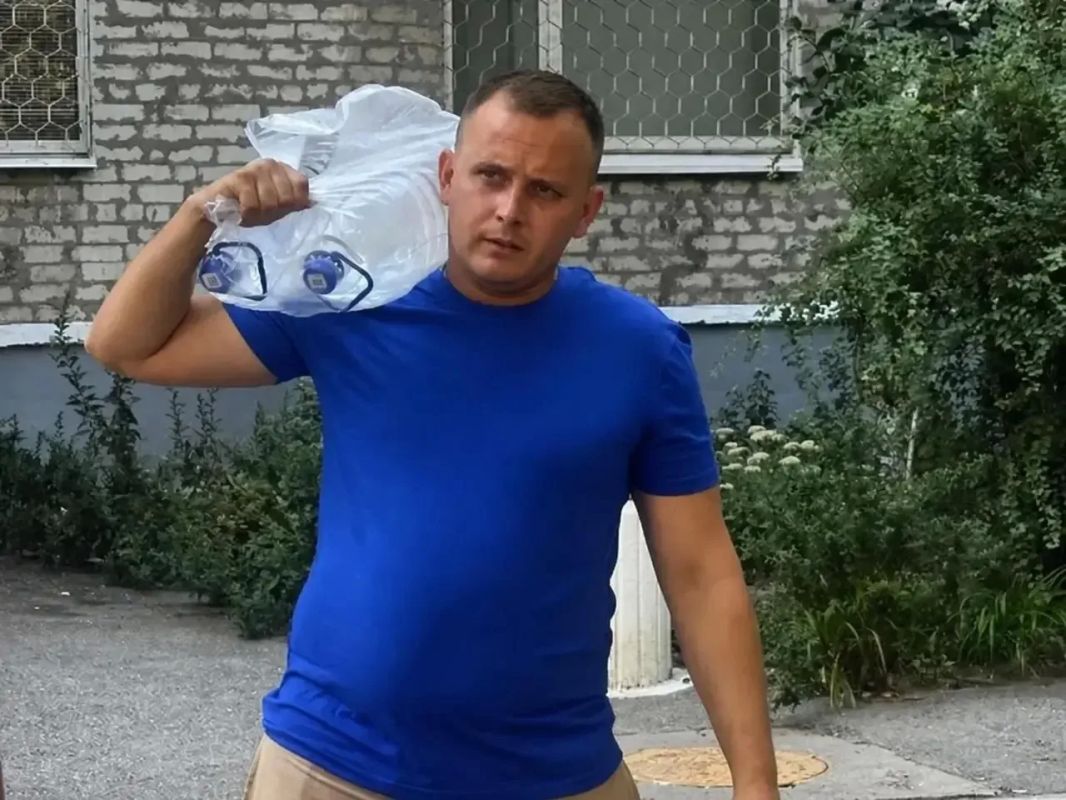 "Молодая Гвардия" доставила питьевую воду пожилым людям в Бердянске "Молодая Гвардия" доставила питьевую воду пожилым людям в Бердянске