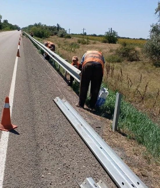 Продолжаем работы по установке и обслуживанию металлического барьерного ограждения на региональных направлениях Продолжаем работы по установке и обслуживанию металлического барьерного ограждения на региональных направлениях