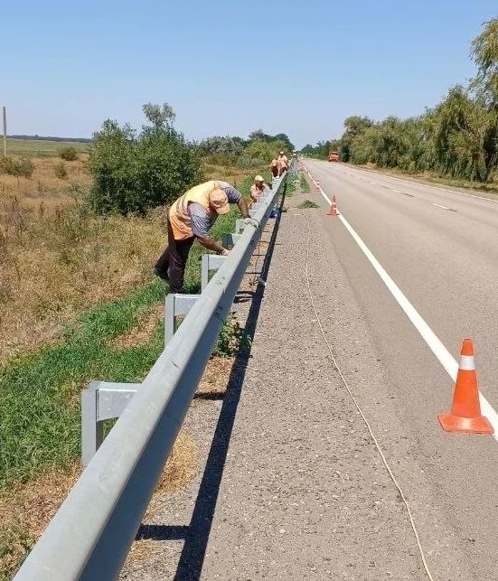 Продолжаем работы по установке и обслуживанию металлического барьерного ограждения на региональных направлениях Продолжаем работы по установке и обслуживанию металлического барьерного ограждения на региональных направлениях
