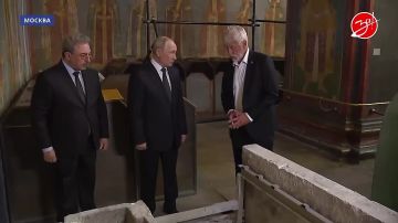 Владимир Путин посетил Архангельский собор Московского Кремля, где ранее были обретены мощи святого благоверного великого князя Дмитрия Донского