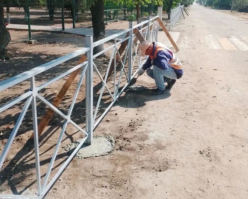 Продолжаем работы по установке и обслуживанию металлического барьерного ограждения на региональных направлениях Продолжаем работы по установке и обслуживанию металлического барьерного ограждения на региональных направлениях