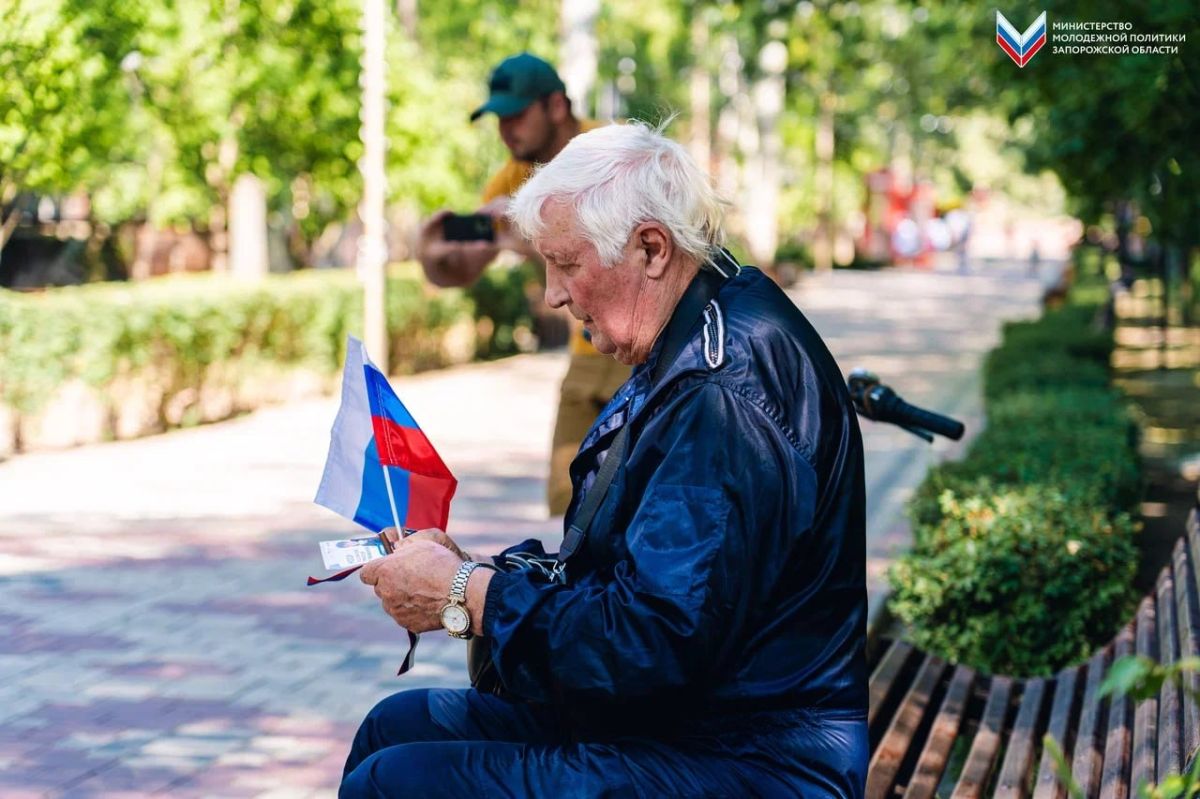 Акция «Российский триколор» прошла для жителей Мелитополя Акция «Российский триколор» прошла для жителей Мелитополя