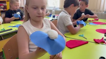 „Россияночка“ — кукла в оттенках флага