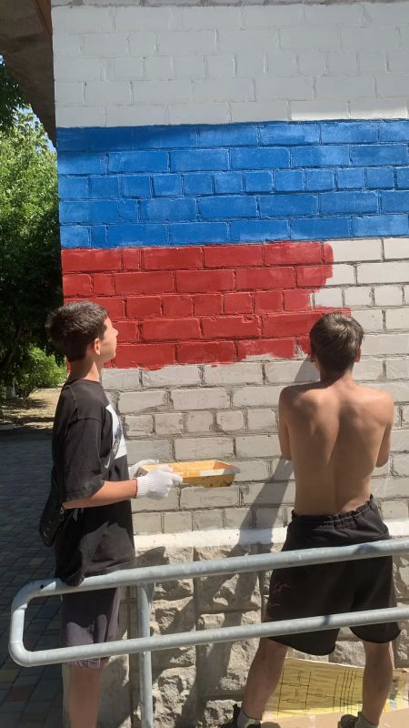 В преддверии Дня Государственного флага Российской Федерации в ГБУ ОО ЗО «СОШ № 4» прошёл настоящий праздник патриотизма и творчества! В преддверии Дня Государственного флага Российской Федерации в ГБУ ОО ЗО «СОШ № 4» прошёл настоящий праздник патриотизма и творчества!