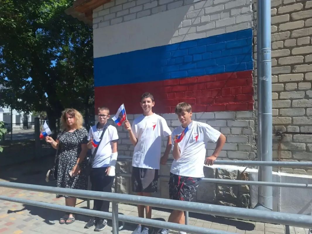 В преддверии Дня Государственного флага Российской Федерации в ГБУ ОО ЗО «СОШ № 4» прошёл настоящий праздник патриотизма и творчества! В преддверии Дня Государственного флага Российской Федерации в ГБУ ОО ЗО «СОШ № 4» прошёл настоящий праздник патриотизма и творчества!