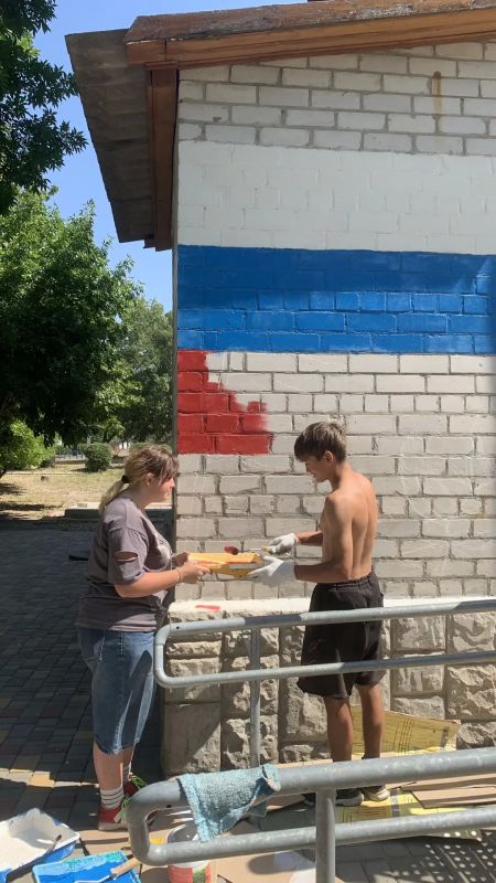 В преддверии Дня Государственного флага Российской Федерации в ГБУ ОО ЗО «СОШ № 4» прошёл настоящий праздник патриотизма и творчества! В преддверии Дня Государственного флага Российской Федерации в ГБУ ОО ЗО «СОШ № 4» прошёл настоящий праздник патриотизма и творчества!