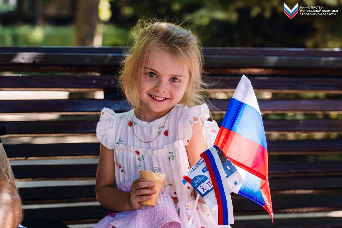 Акция «Российский триколор» прошла для жителей Мелитополя Акция «Российский триколор» прошла для жителей Мелитополя