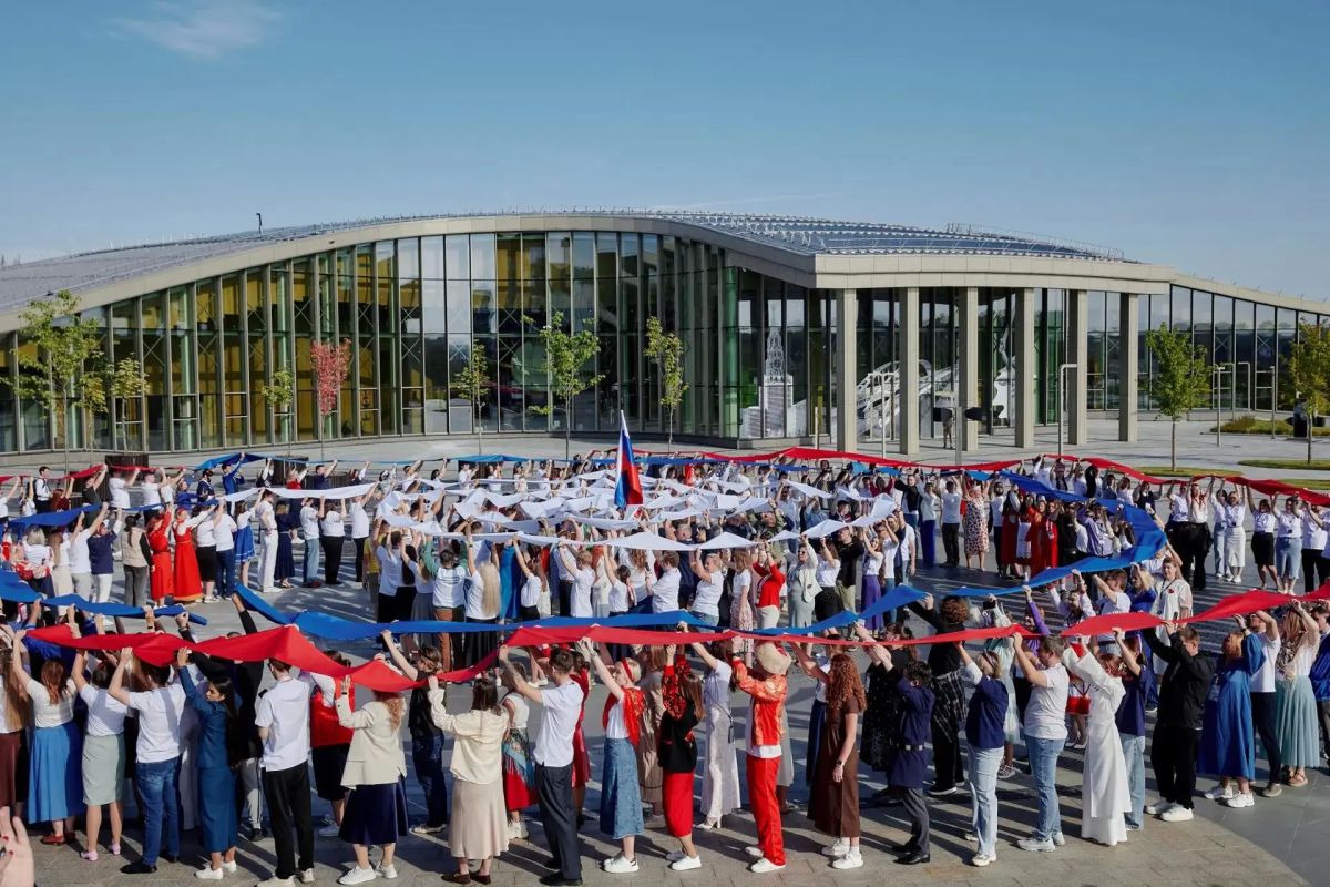 День Государственного флага России жители Запорожской области отметили в Мастерской управления «Сенеж» День Государственного флага России жители Запорожской области отметили в Мастерской управления «Сенеж»