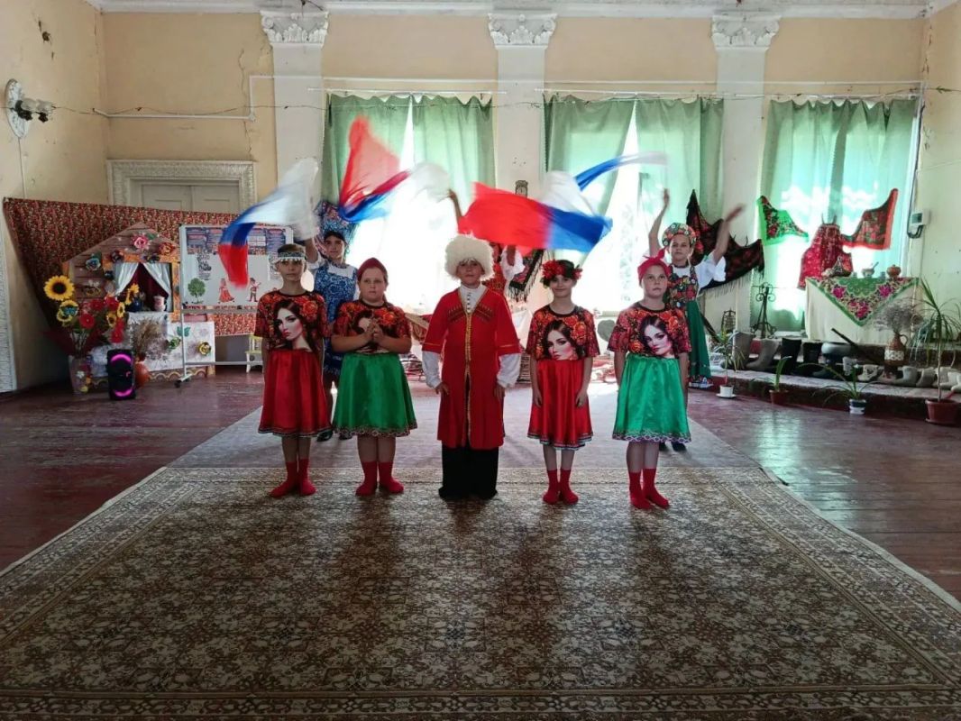 «Вперёд, Россия!»: яркое представление ко Дню Государственного флага «Вперёд, Россия!»: яркое представление ко Дню Государственного флага