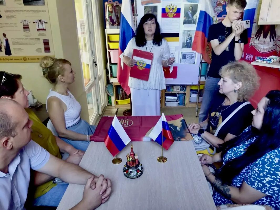 «Гордо реет над страною»: в Бердянском краеведческом музее поговорили о Государственном флаге России «Гордо реет над страною»: в Бердянском краеведческом музее поговорили о Государственном флаге России