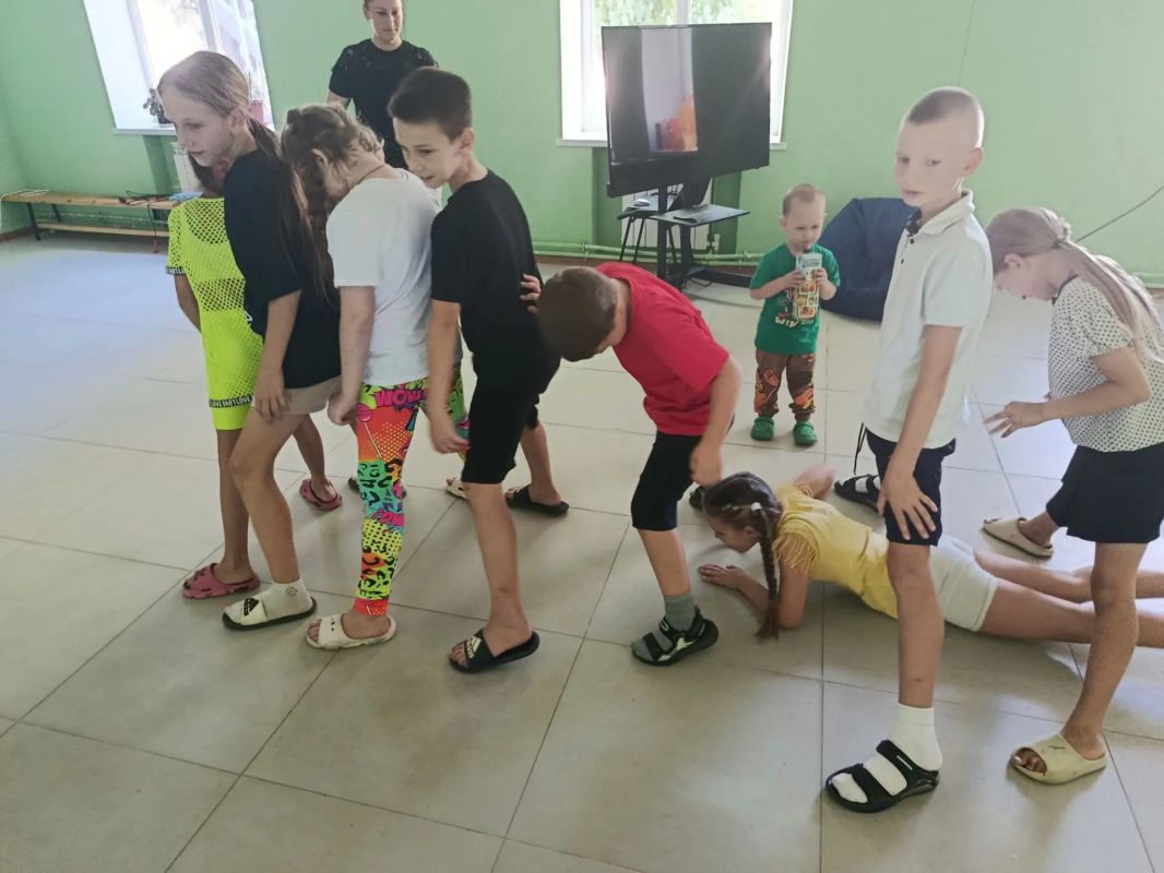 В Розовском СДК МКУ "Акимовская ЦКС" состоялось долгожданное и эмоциональное событие — закрытие третьей смены детского объединенного кружка «Быстрые кеды» В Розовском СДК МКУ "Акимовская ЦКС" состоялось долгожданное и эмоциональное событие — закрытие третьей смены детского объединенного кружка «Быстрые кеды»