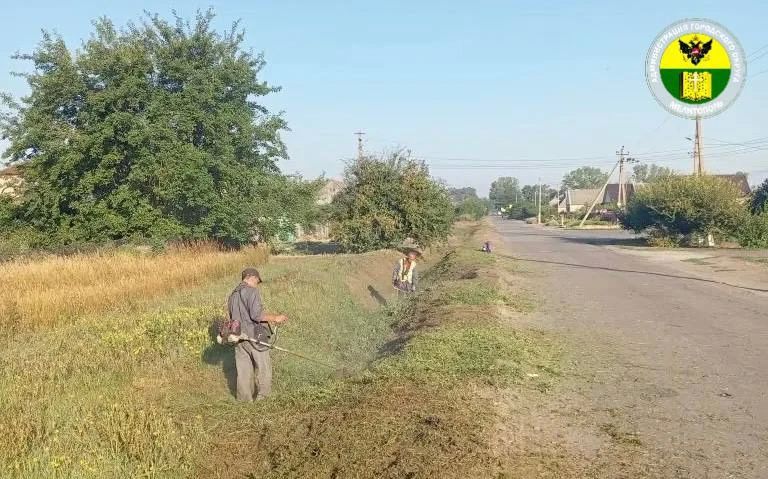 В Константиновском сельском поселении продолжается плановый покос травы на общественных пространствах посёлка В Константиновском сельском поселении продолжается плановый покос травы на общественных пространствах посёлка