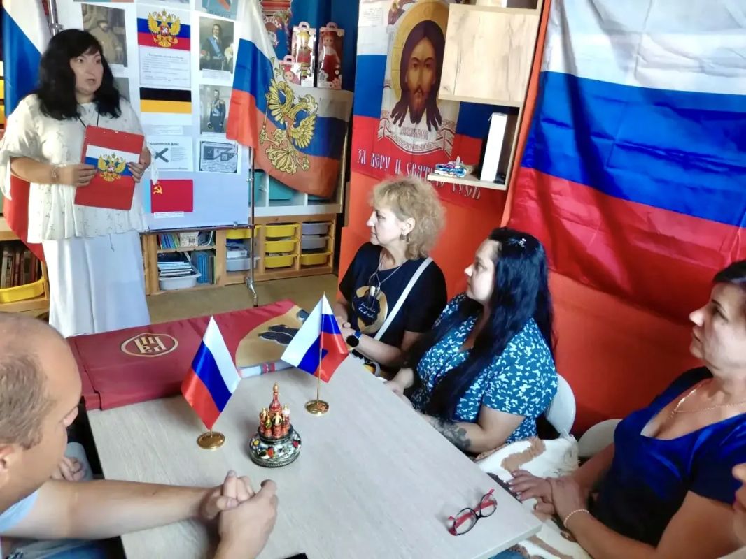 «Гордо реет над страною»: в Бердянском краеведческом музее поговорили о Государственном флаге России «Гордо реет над страною»: в Бердянском краеведческом музее поговорили о Государственном флаге России