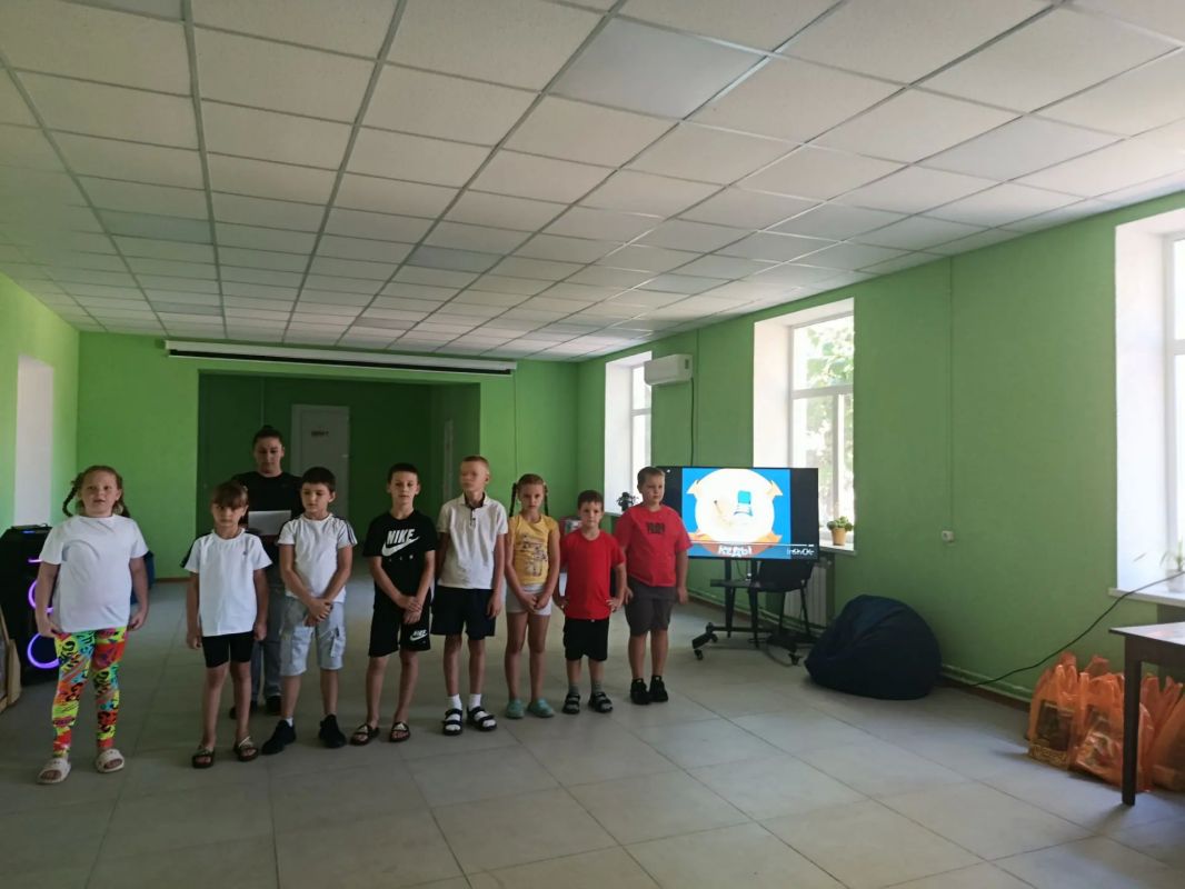 В Розовском СДК МКУ "Акимовская ЦКС" состоялось долгожданное и эмоциональное событие — закрытие третьей смены детского объединенного кружка «Быстрые кеды» В Розовском СДК МКУ "Акимовская ЦКС" состоялось долгожданное и эмоциональное событие — закрытие третьей смены детского объединенного кружка «Быстрые кеды»