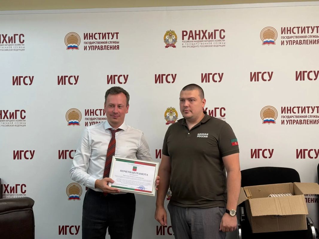 Студентам РАНХиГС вручили почетные грамоты от губернатора Студентам РАНХиГС вручили почетные грамоты от губернатора