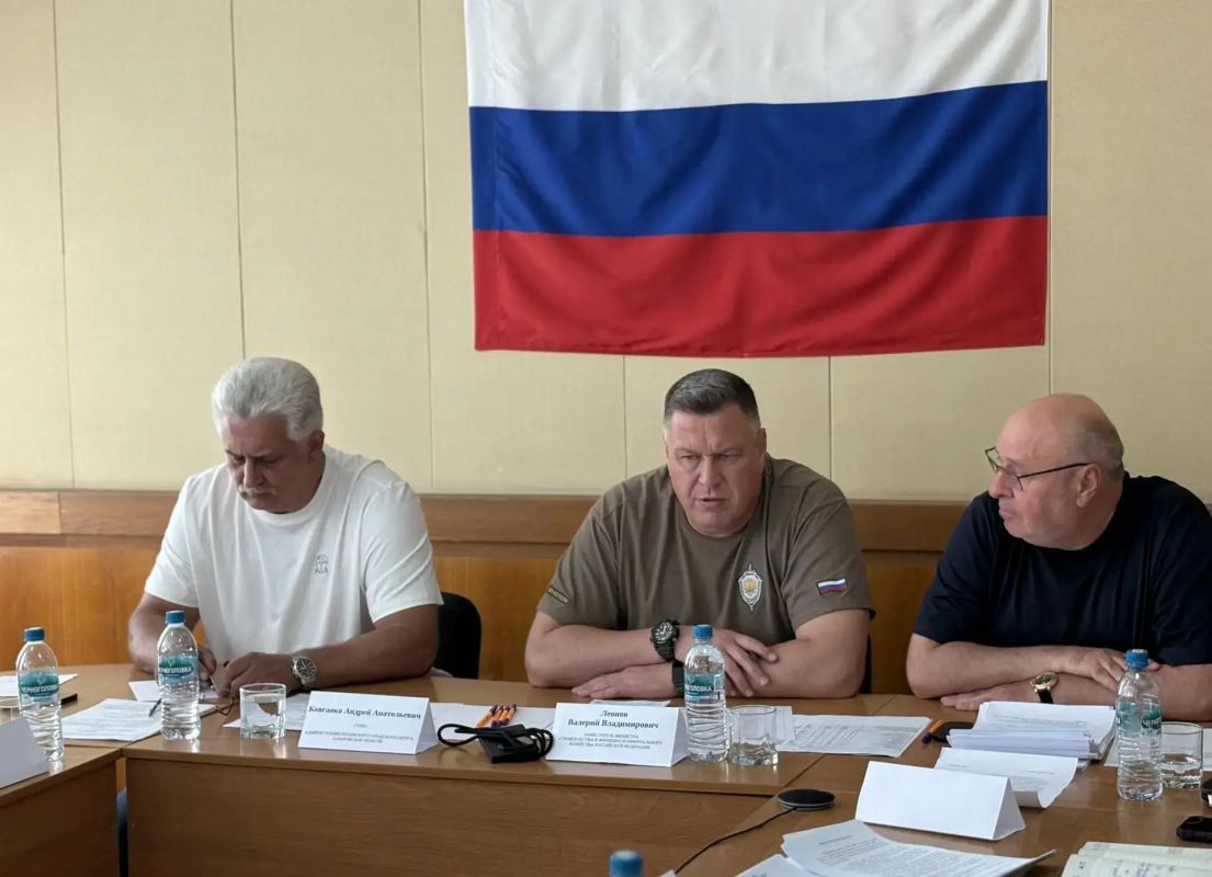 Заместитель министра строительства РФ Валерий Леонов провел в Бердянске заседание областного штаба по подготовке к осенне-зимнему периоду Заместитель министра строительства РФ Валерий Леонов провел в Бердянске заседание областного штаба по подготовке к осенне-зимнему периоду