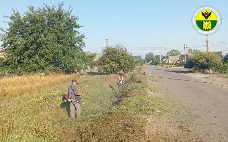 В Константиновском сельском поселении продолжается плановый покос травы на общественных пространствах посёлка В Константиновском сельском поселении продолжается плановый покос травы на общественных пространствах посёлка