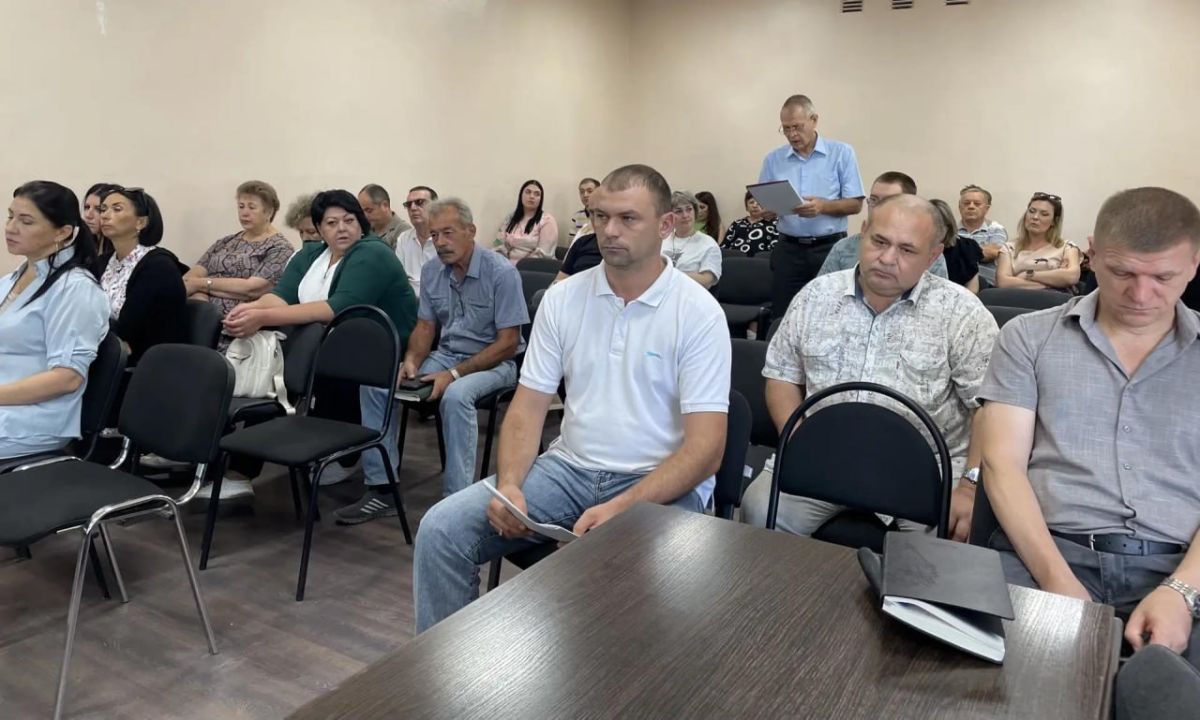 Глава Токмакского муниципального округа, секретарь местного отделения партии «Единая Россия» Александр Калмыков провел очередное еженедельное оперативное совещание с руководителями структурных подразделений администрации и... Глава Токмакского муниципального округа, секретарь местного отделения партии «Единая Россия» Александр Калмыков провел очередное еженедельное оперативное совещание с руководителями структурных подразделений администрации и...