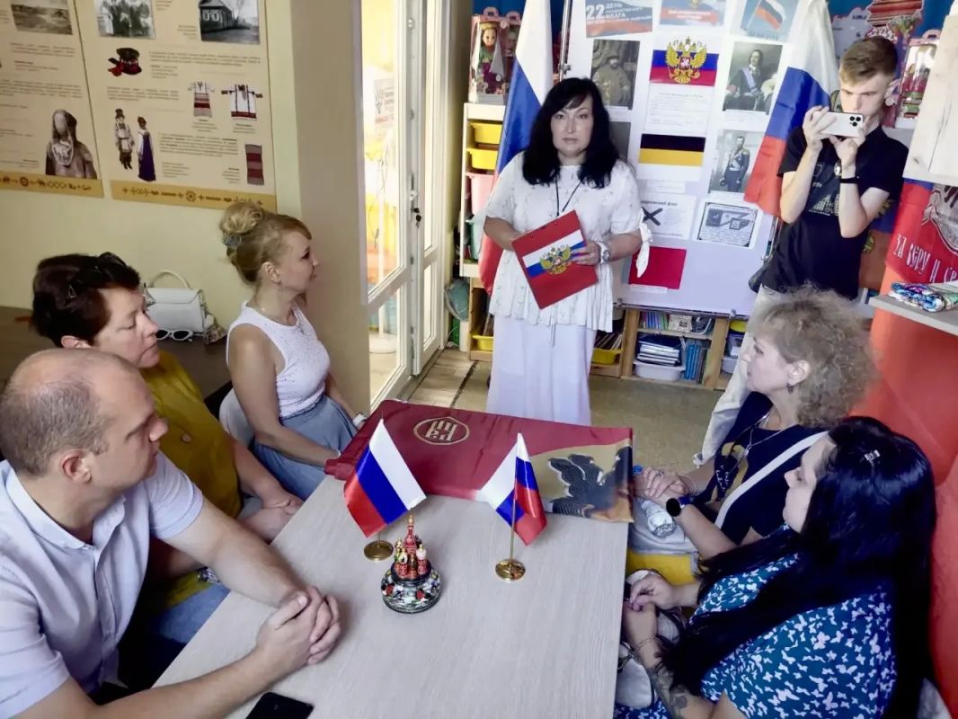 «Гордо реет над страною»: в Бердянском краеведческом музее поговорили о Государственном флаге России «Гордо реет над страною»: в Бердянском краеведческом музее поговорили о Государственном флаге России