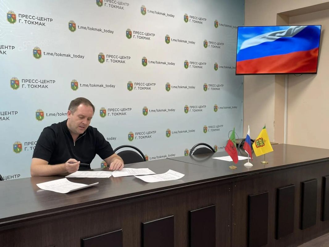 Глава Токмакского муниципального округа, секретарь местного отделения партии «Единая Россия» Александр Калмыков провел очередное еженедельное оперативное совещание с руководителями структурных подразделений администрации и... Глава Токмакского муниципального округа, секретарь местного отделения партии «Единая Россия» Александр Калмыков провел очередное еженедельное оперативное совещание с руководителями структурных подразделений администрации и...