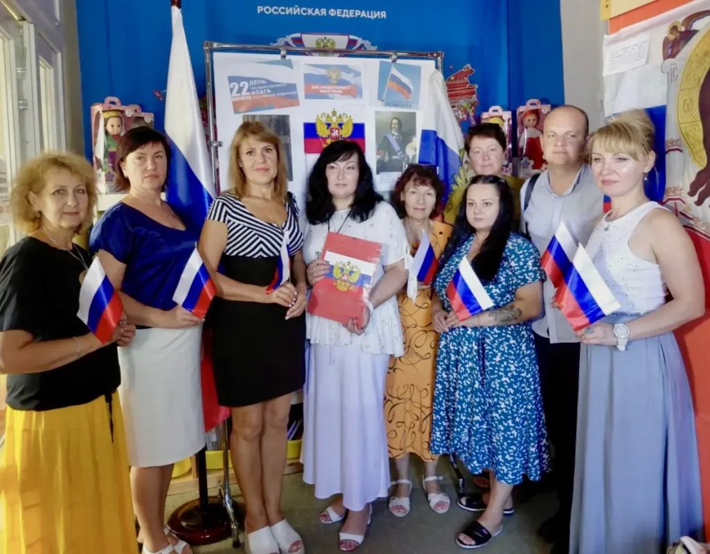 «Гордо реет над страною»: в Бердянском краеведческом музее поговорили о Государственном флаге России «Гордо реет над страною»: в Бердянском краеведческом музее поговорили о Государственном флаге России