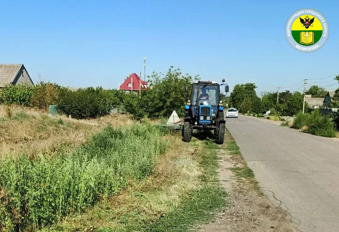 В Константиновском сельском поселении продолжается плановый покос травы на общественных пространствах посёлка В Константиновском сельском поселении продолжается плановый покос травы на общественных пространствах посёлка
