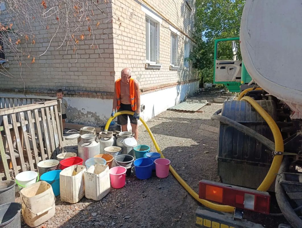 В связи с временными сложностями с водоснабжением администрация Приморского муниципального округа совместно с МБУ "Парки и скверы" продолжает оказывать поддержку населению по подвозу технической воды для... В связи с временными сложностями с водоснабжением администрация Приморского муниципального округа совместно с МБУ "Парки и скверы" продолжает оказывать поддержку населению по подвозу технической воды для...