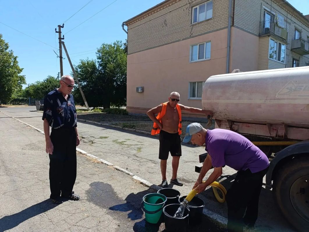 В связи с временными сложностями с водоснабжением администрация Приморского муниципального округа совместно с МБУ "Парки и скверы" продолжает оказывать поддержку населению по подвозу технической воды для... В связи с временными сложностями с водоснабжением администрация Приморского муниципального округа совместно с МБУ "Парки и скверы" продолжает оказывать поддержку населению по подвозу технической воды для...